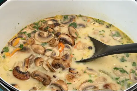 Zupa pieczarkowa: Jak wzmocnić smak? Odkryj sekrety głębi!