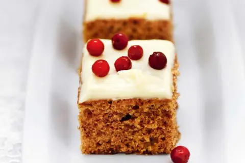 Mjuk pepparkaka med frosting och lingon. En härlig julkaka som smälter i munnen.