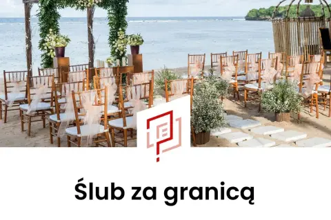 Uroczysta ceremonia ślubu cywilnego za granicą na plaży. Drewniane krzesła ozdobione wstążkami, łuk weselny z kwiatami, morze w tle.