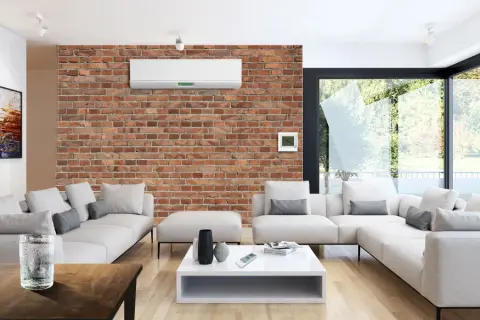 Nowoczesny salon z klimatyzatorem na ceglanej ścianie i dużym oknem.