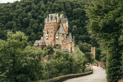 Zamek Eltz, jak z bajki, góruje nad lasem. Droga prowadzi do niego, niczym część szlaku Orlich Gniazd.