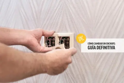 Manos trabajando en cómo cambiar un enchufe. Guía definitiva.