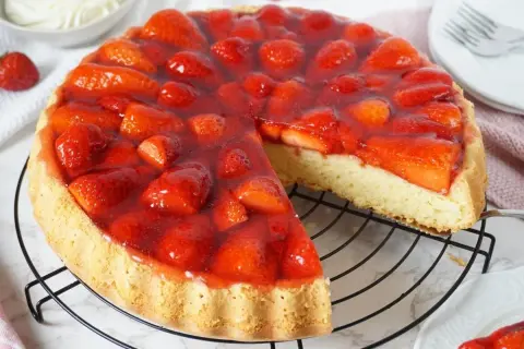 Ein saftiger Erdbeerkuchen mit frischen Erdbeeren und Tortenguss. Perfekt für jedes Erdbeerkuchen Rezept.