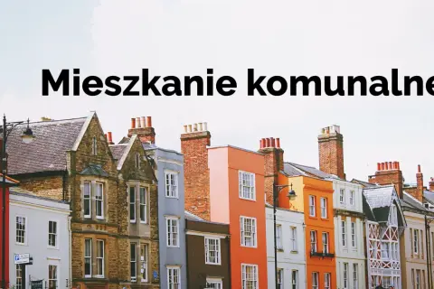 Kolorowe kamienice, nad nimi napis "Mieszkanie komunalne". Dowiedz się, czy mieszkanie komunalne można wykupić na własność.