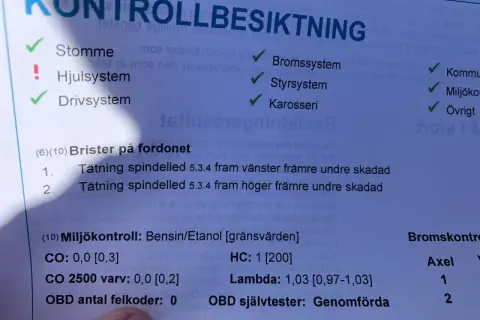 Besiktningsprotokoll visar brister på tätning spindelled vid kontrollbesiktning.