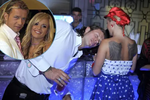 Doda i Majdan na ślubie. Ona w sukience w gwiazdki, on z drinkiem, zamyślony.