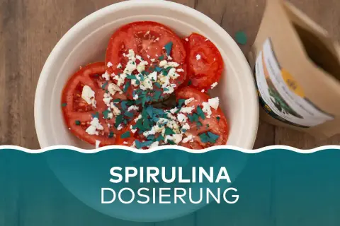 Tomaten mit Feta und grünen Spirulinapulver-Flocken. Was ist Spirulina? Ein Superfood, das man so dosieren kann.