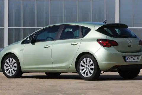 Jasnozielony Opel Astra J, idealny do miasta, z niskim spalaniem.