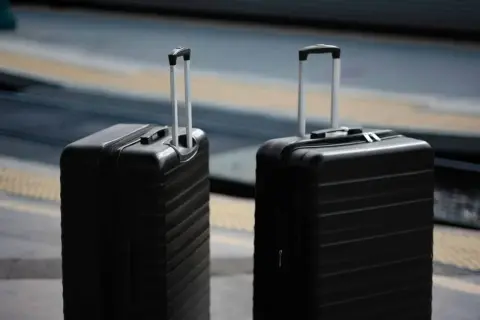 Dwie czarne walizki, idealne na bagaż podręczny Ryanair. Gotowe na podróż!