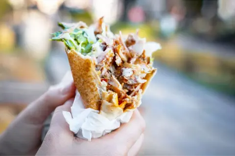 Ile kalorii ma kebab z frytkami? Zaskakujące liczby, które musisz znać