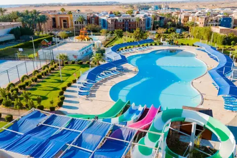 Basen i zjeżdżalnie w resorcie, gdzie radisson individuals mogą spędzać wakacje. Obok boisko sportowe.