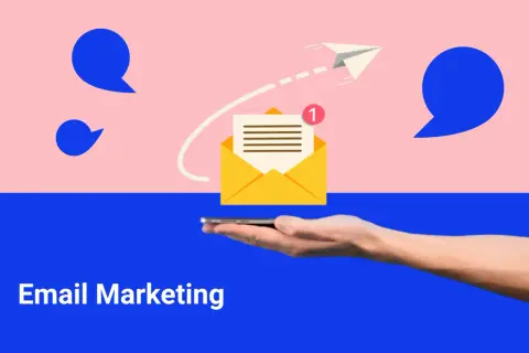 Un aereo di carta vola verso una busta gialla aperta con una notifica. Un braccio tiene uno smartphone, simbolo di mailing marketing.