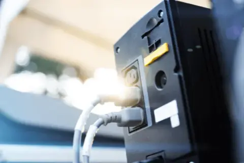 UPS elektryka co to jest i jak chroni Twoje urządzenia przed awarią