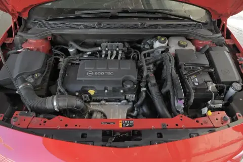 Silnik Opla Ecotec z widocznym układem wtryskowym. Wiele silników Opla, w tym te z tej generacji, posiada hydrauliczna regulacja zaworów.