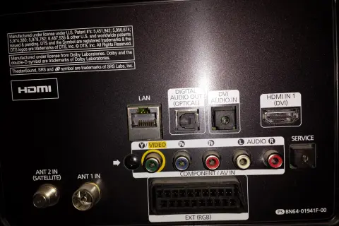 Jak podłączyć słuchawki do TV Samsung? Nawet bez gniazda!