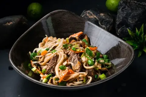 Pyszny makaron udon z wołowiną i warzywami, idealny na szybki obiad. Ten przepis na makaron udon zachwyci każdego!