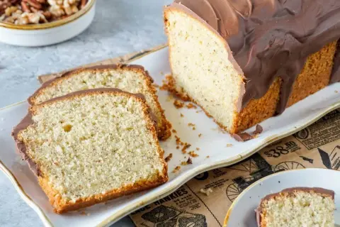 Saftiger Nusskuchen mit Schokoladenglasur, perfekt für ein gemütliches Kaffeetrinken. Dieses Nusskuchen Rezept ist ein Genuss!