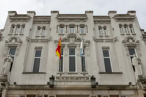Fachada del Palacio de Justicia, con banderas y estatuas. Un símbolo de la promoción interna justicia.