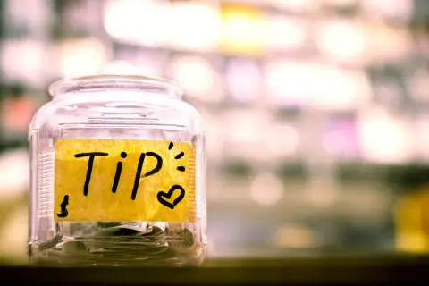 Ein Glas mit der Aufschrift "Tip" und einem Herz, bereit für Trinkgeld in Schottland.