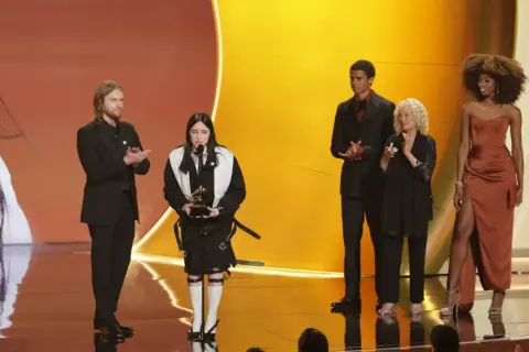 Billie Eilish z Grammy w ręku, podczas gdy inni gratulują. Czy to zapowiedź grammy 2026 nominacje?