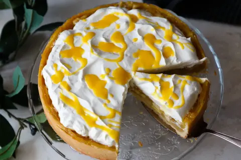 Apfelweintorte, wie sie Landfrauen backen: eine köstliche Torte mit viel Sahne und gelbem Guss.