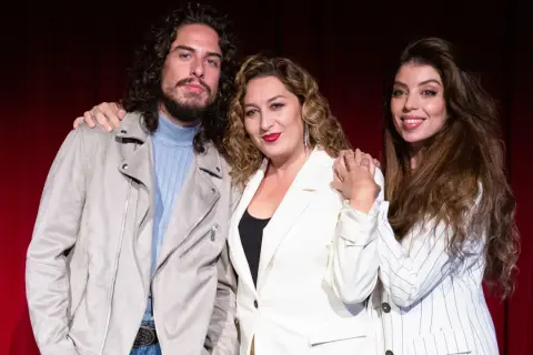 Los hijos de Enrique Morente, Estrella, Soleá y Kiki, posan juntos.