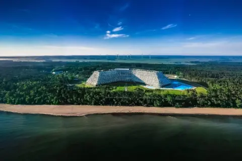 Nowoczesny hotel Gołębiewski w Pobierowie z basenem, otoczony lasem, nad morzem.