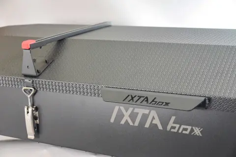 En robust IXTA box, perfekt för din Thule Touring Sport. Med praktiskt spänne och greppvänlig yta.