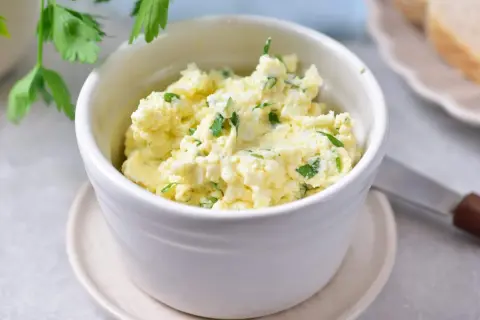 Pyszna pasta jajeczna z twarogiem i natką pietruszki, idealna na kanapki.