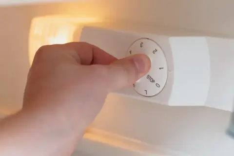 Jak ustawić lodówkę 1-5? Idealna temp. i niższe rachunki!