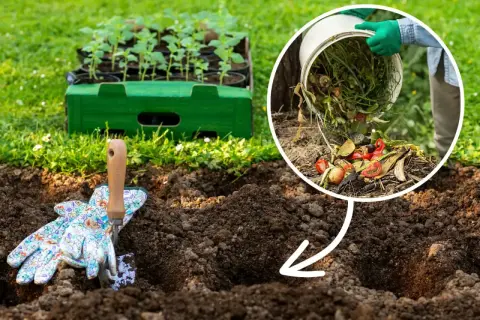 Rękawiczki i łopatka czekają na dodanie resztek organicznych do kompostownika. Tak zrobisz dobry kompost!
