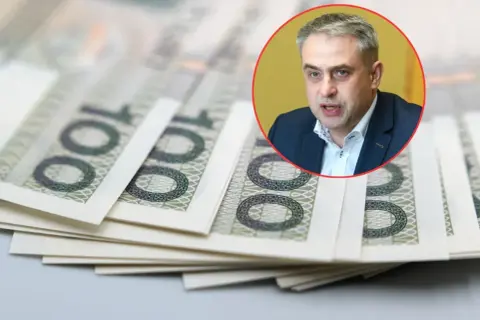 Lewica proponuje opodatkowanie gigantów cyfrowych. W tle stos banknotów 100 zł.