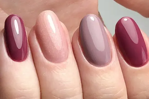 Manicure russa: unghie perfette con smalto bordeaux, rosa glitterato e tortora.