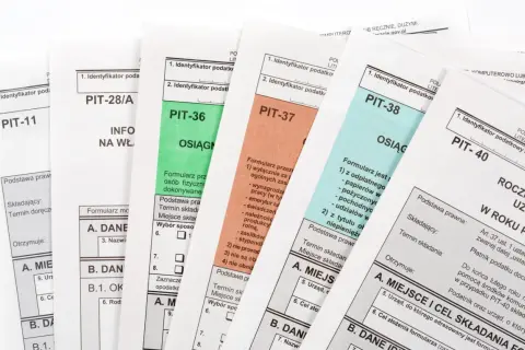 Formularze PIT-11, PIT-28/A, PIT-36, PIT-37, PIT-38, PIT-40. Dokumenty dotyczą podatku dochodowego od osób fizycznych, od jakiej sumy płaci się podatek.