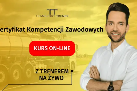 Kurs online na certyfikat kompetencji zawodowych z Transport Trener. Uśmiechnięty mężczyzna w białej koszuli, ciężarówka w tle.
