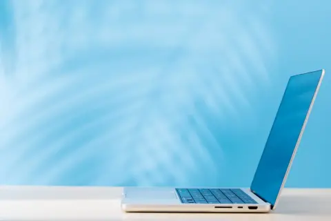 Laptop na biurku, gotowy do pracy. Dowiedz się, jak zrobic screena na laptopie, by uwiecznić ważne momenty.