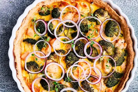 En gyllene paj med kyckling, broccoli och rödlök. Ett perfekt paj recept för middagen.
