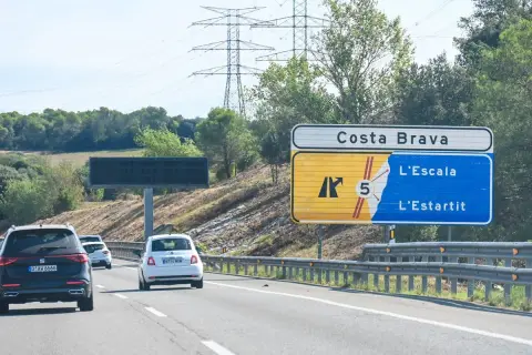Panneau indiquant "Costa Brava" et les directions pour L'Escala et L'Estartit sur des autoroutes en Espagne.