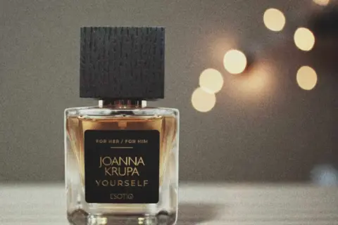 Eleganckie perfumy Joanna Krupa Yourself, unisex, z nutami zapachowymi, w szklanym flakonie z czarną nakrętką.