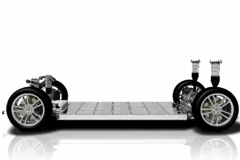 Plataforma de coche eléctrico con ruedas y suspensión. La batería es el componente central. ¿Cuánto pesa una batería de coche?