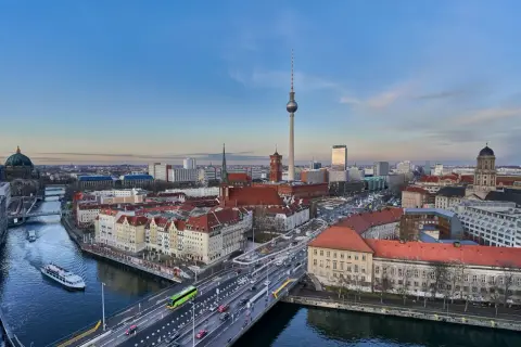Widok na Berlin z Fernsehturm i Katedrą Berlińską. Mnóstwo miejsc, które warto zobaczyć w Berlinie, w tym rzeka Szprewa z łodziami.