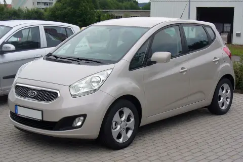 Jasny beżowy Kia Venga 1.4 benzyna stoi na kostce brukowej.