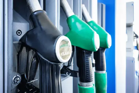 Trzy pistolety dystrybutorów paliwa: czarny i dwa zielone. Na czarnym widać napis "EURODIESEL CLASS".