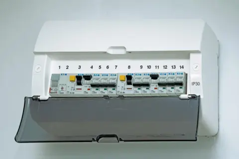 Panel z wyłącznikami i zabezpieczeniem nadprądowym, z numeracją od 1 do 14.