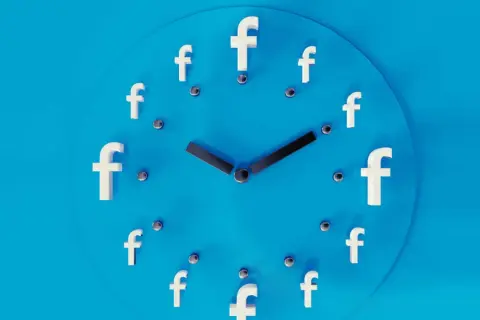 Zegar z literami "f" zamiast cyfr symbolizuje planowanie postów na FB. Czas na publikację!