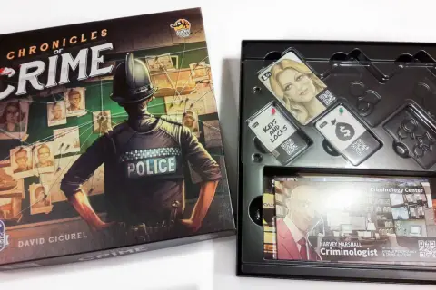 Gra planszowa "Chronicles of Crime" z elementami śledztwa. W pudełku karty postaci, dowody i plansza.