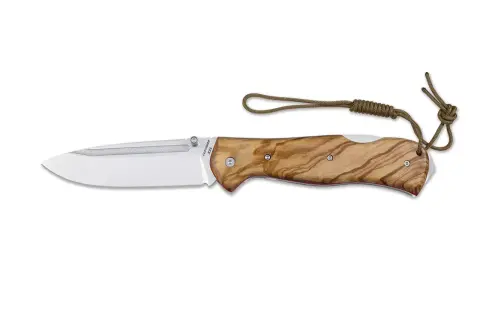 Navaja de bolsillo con mango de madera de olivo y hoja de acero. El diseño evoca la fuerza de un centauro, ideal para el nieto aventurero.