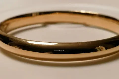 Pulsera de oro pulido, con un brillo que evoca cañas de oro. Un accesorio clásico y elegante.