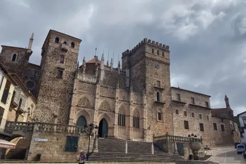 Imponente fachada de la Catedral de Santa María la Mayor en Guadalupe, España. Un lugar de peregrinación para la Virgen de Guadalupe.