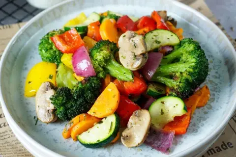 Buntes Ofengemüse mit Brokkoli, Paprika, Zucchini und Pilzen. Was esse ich heute? Eine gesunde und leckere Mahlzeit!